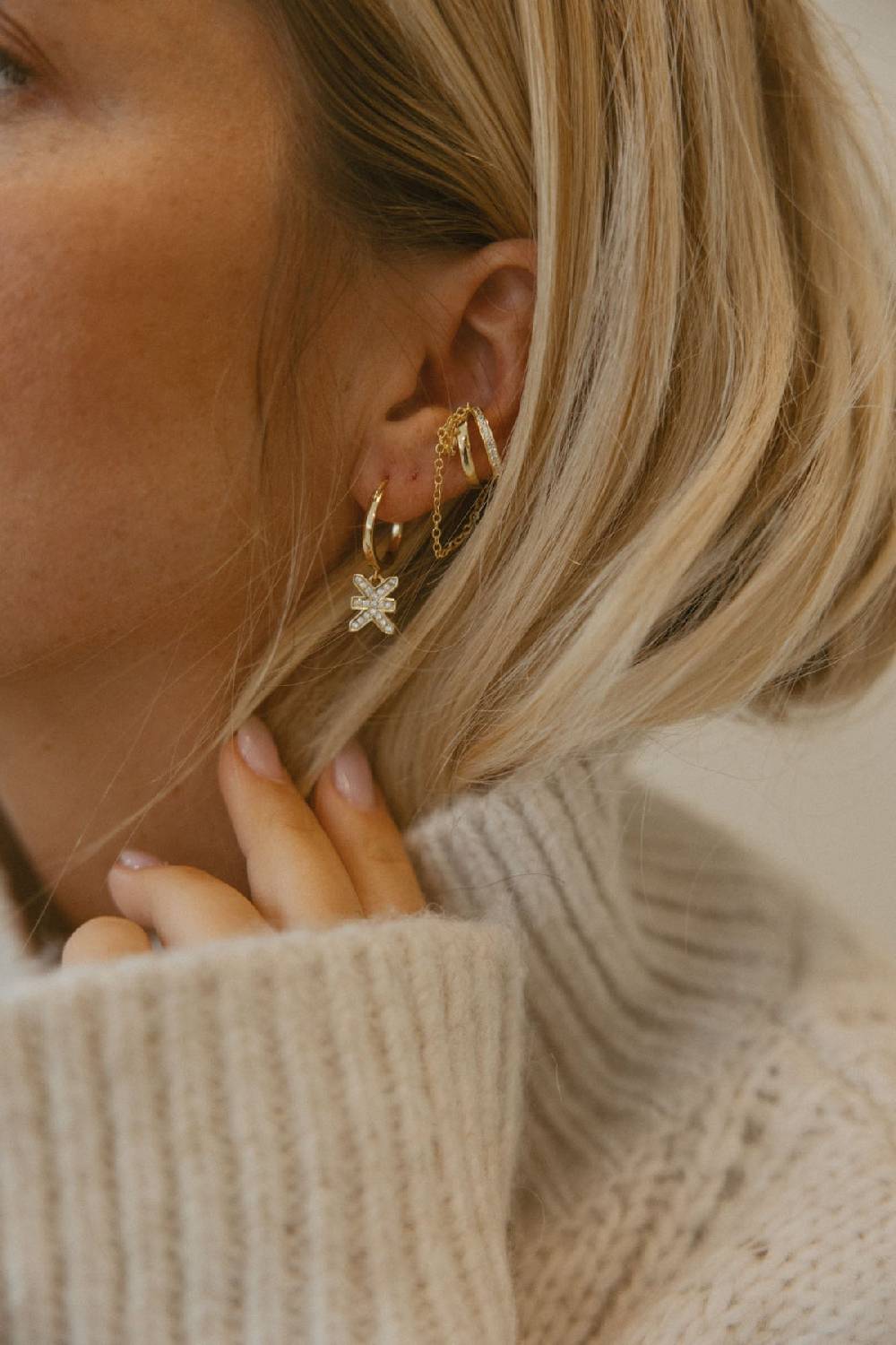 Karo Kauer PRE ORDER Logo Hoops Sparkle Gold Neueste Mode