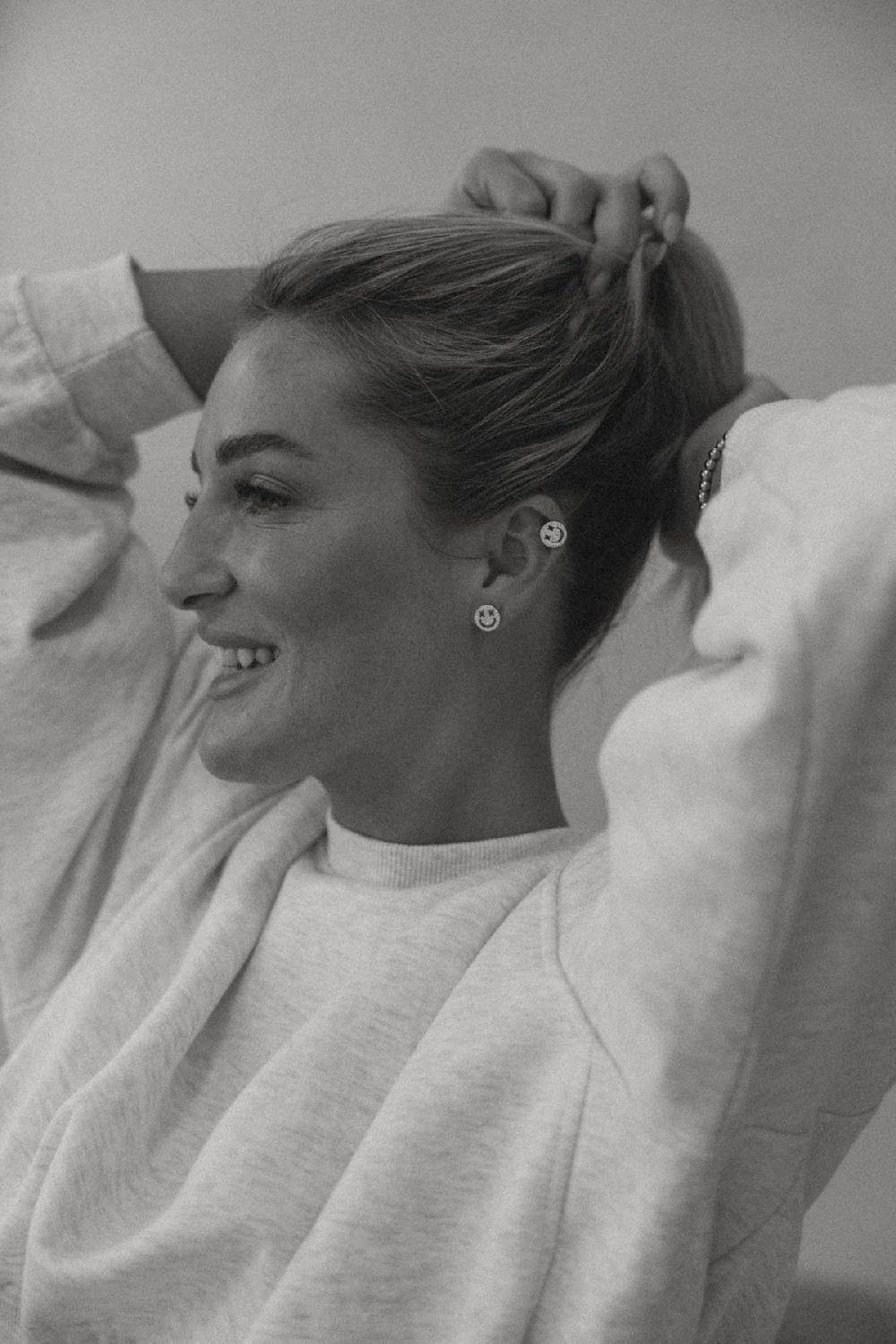 Karo Kauer Smile Studs Sparkle Gold Neueste Mode