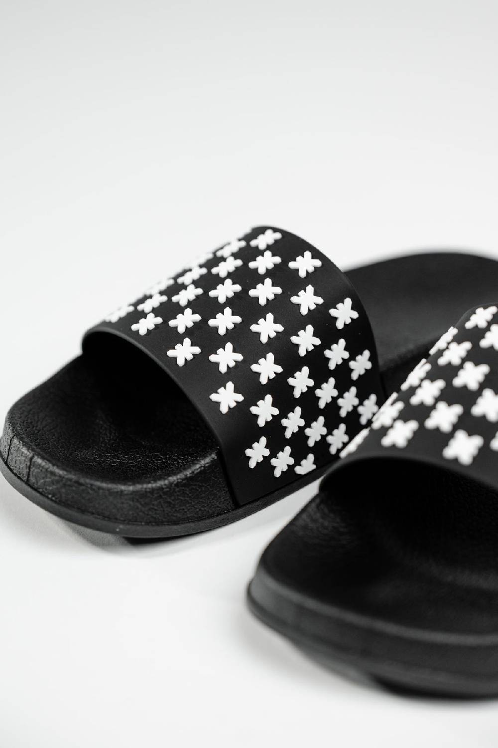 Karo Kauer Slipper Logo Letzter Tag