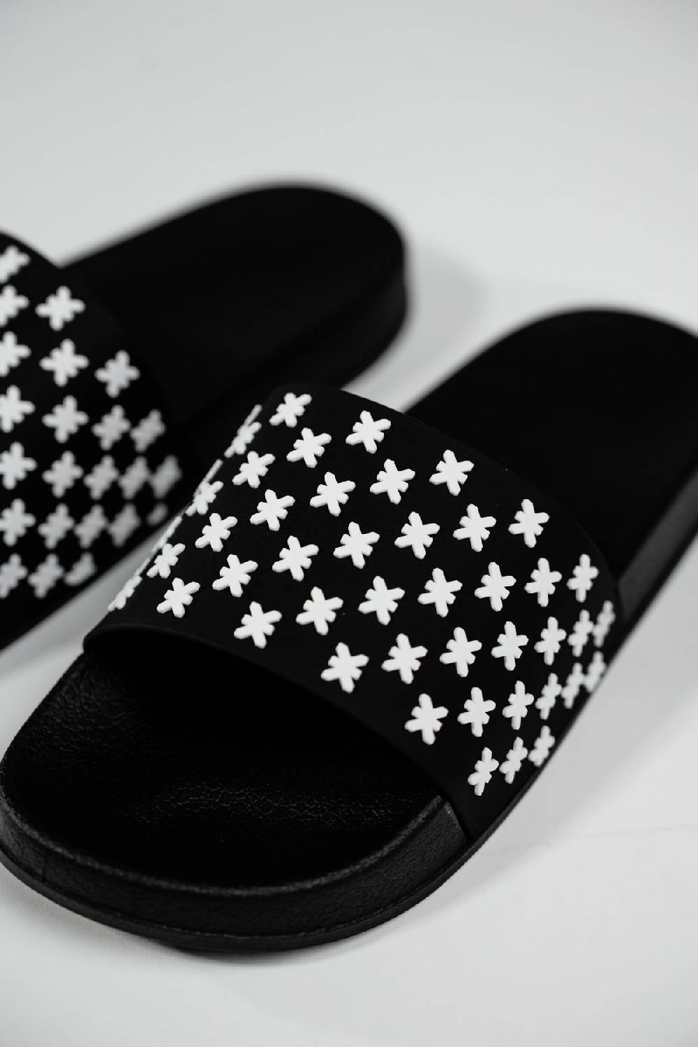 Karo Kauer Slipper Logo Letzter Tag