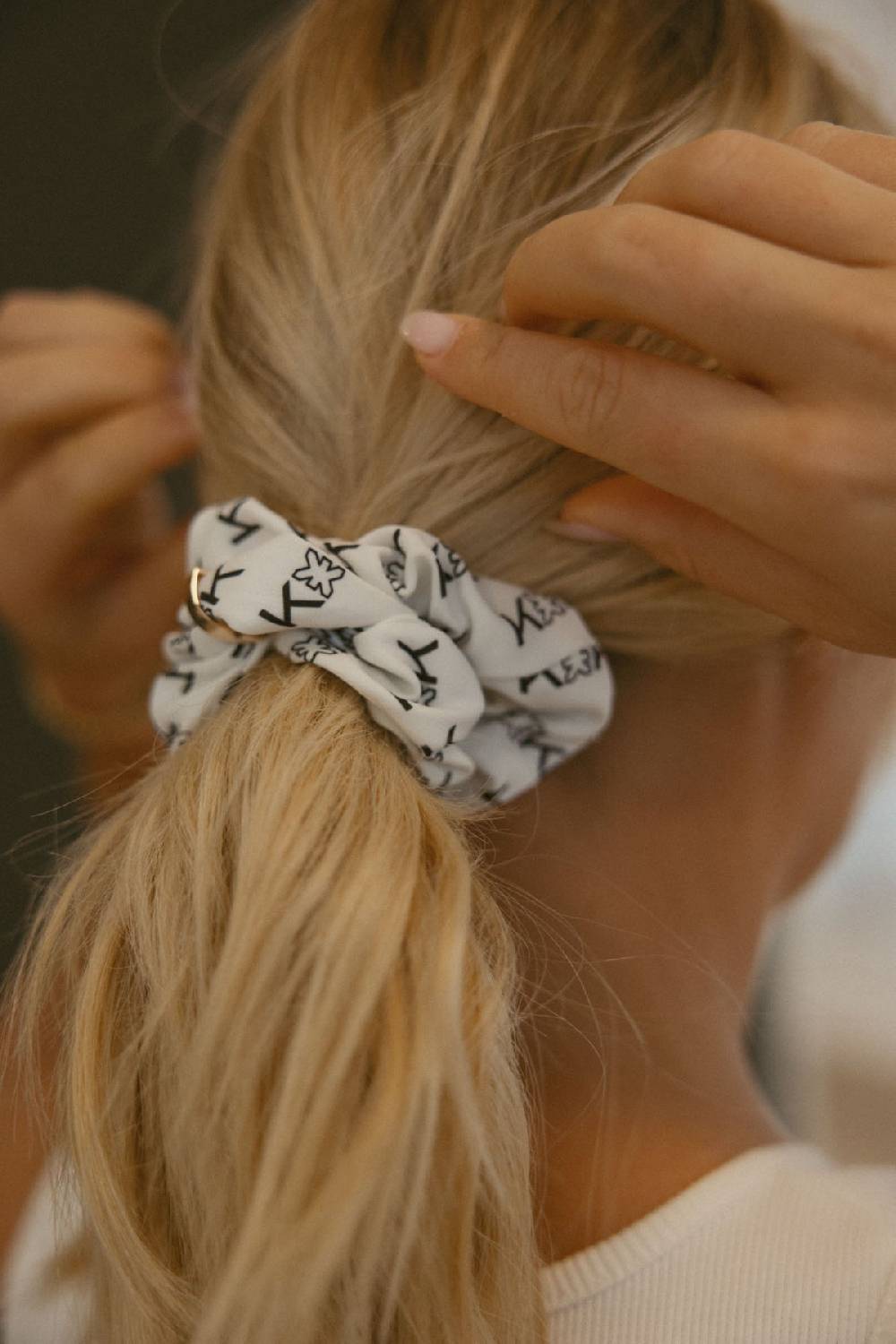 Karo Kauer Scrunchie White Bis zu 55% Rabatt