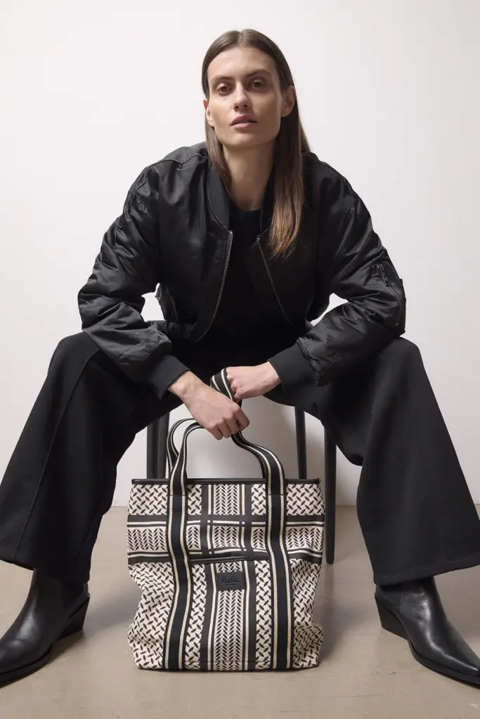 Lala Berlin Tote Carmela 2.0 canvas heritage stripe black Lagerräumung