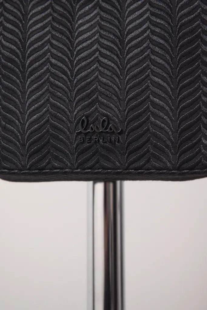 Lala Berlin Crossbody Magna canvas embroidery black Neueste Stile