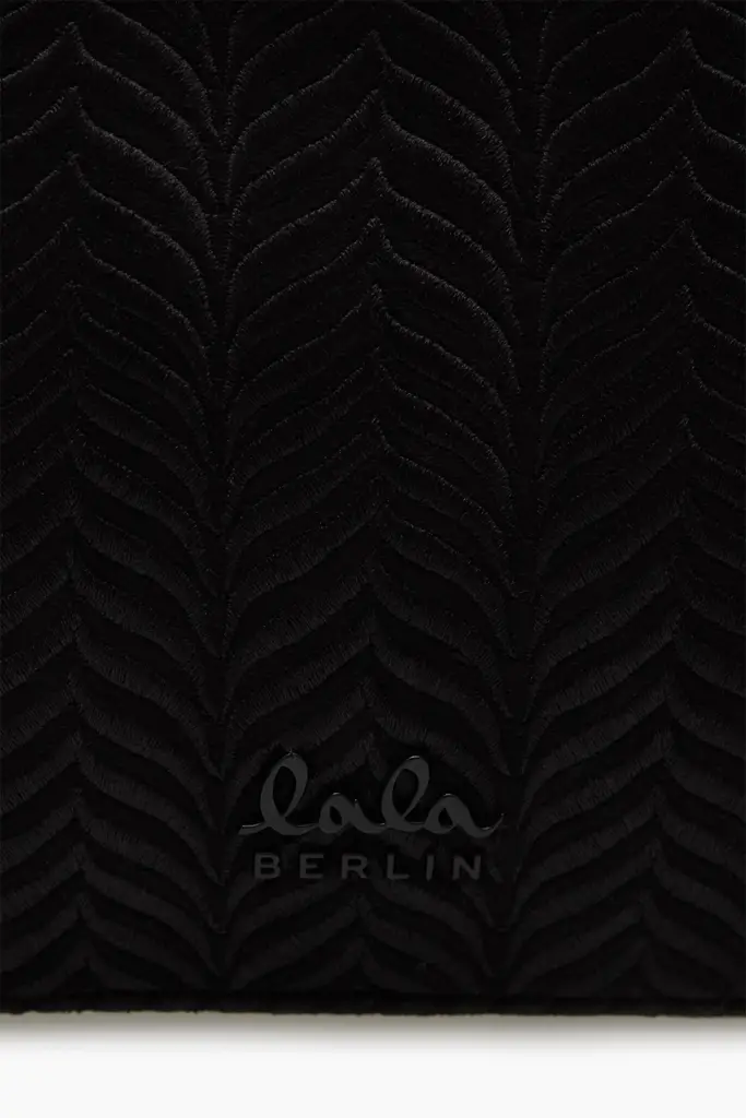 Lala Berlin Crossbody Magna canvas embroidery black Neueste Stile