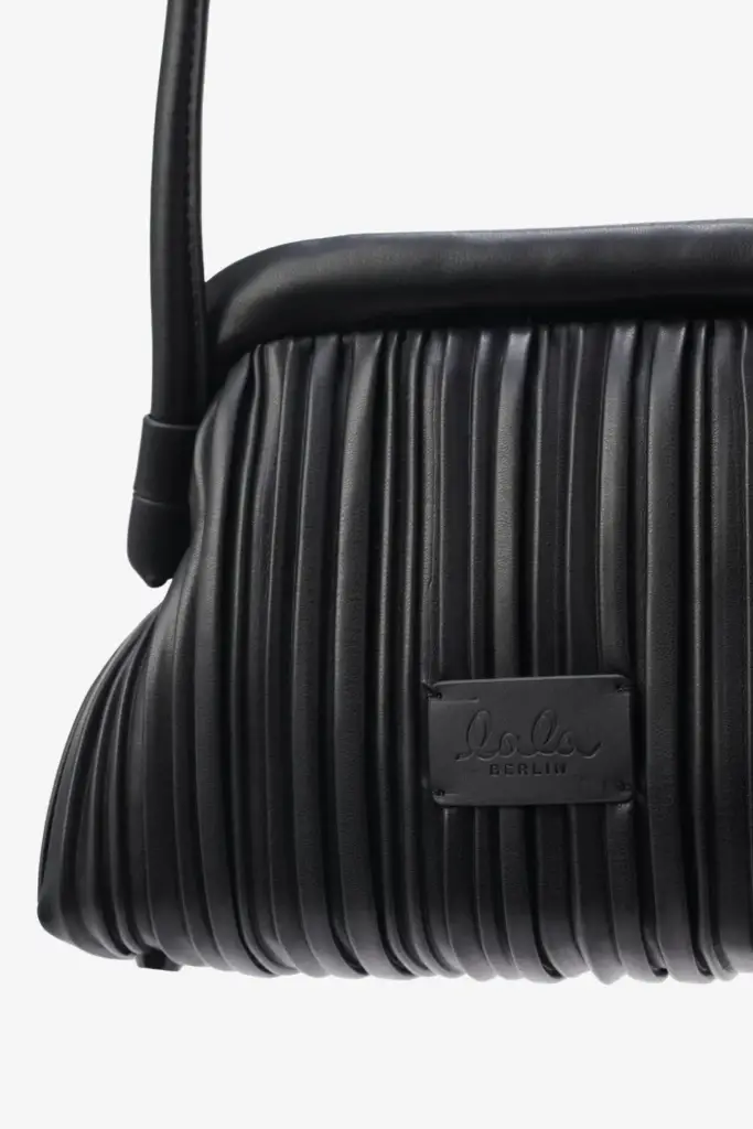 Lala Berlin Crossbody Clutch Maude vegan leather plisse black zollfrei