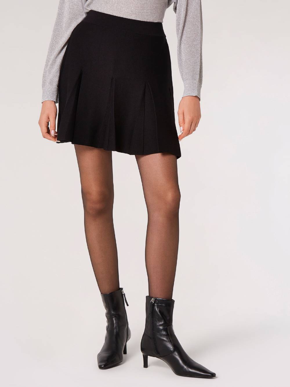 Apricot Skirt in Black Zeitbegrenzte Promotion