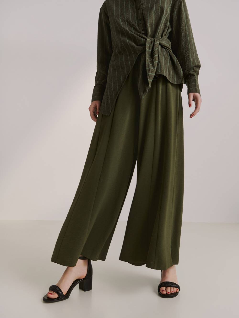 Guido Maria Kretschmer Women Wide leg Pleat-Front Pants 'Jayla' in Olive Osterangebot