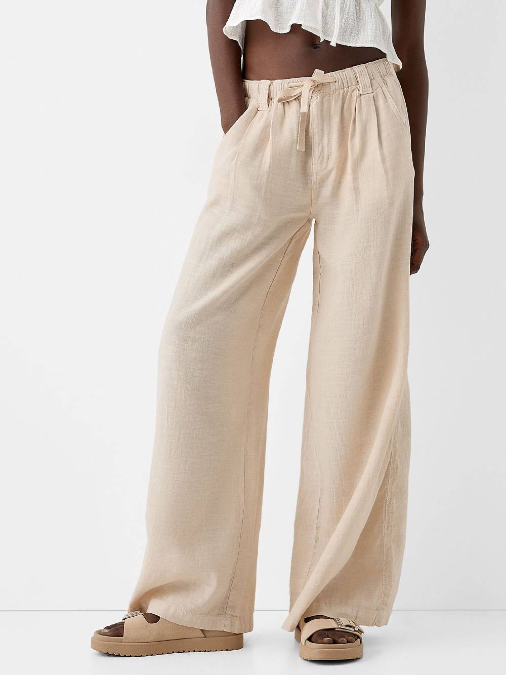 Bershka Wide leg Pants in Cream Bis zu 50% Rabatt
