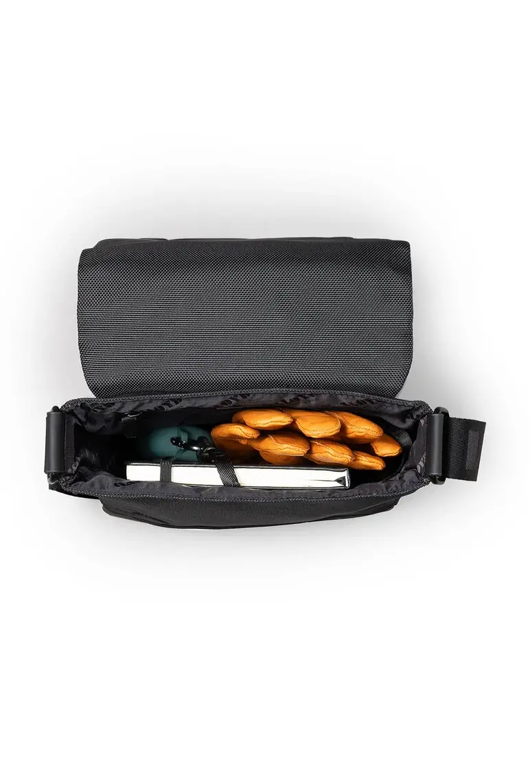 Lloyd Messenger Bag Art. C24-12000-RA Cyber Monday